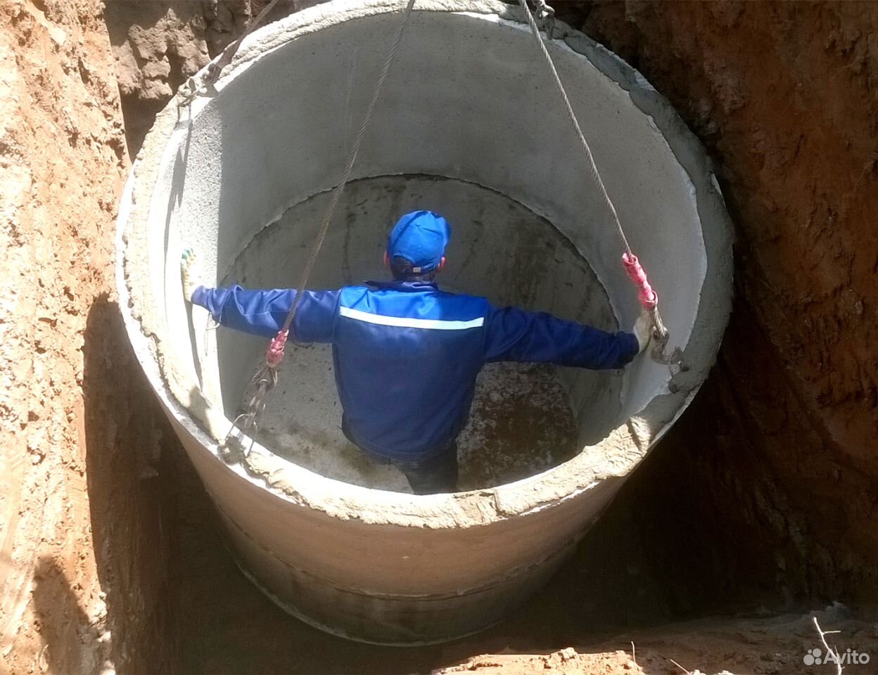 Монтаж сборных колодцев. Кессон из бетонных колец 1.5 м. Кессон из жб колец 1.5м. Бетонное кольцо с дном. Бетонные кольца для септика