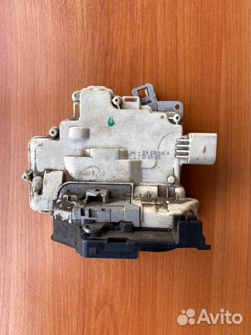 Замок двери задний правый Vw Passat B6 BLR