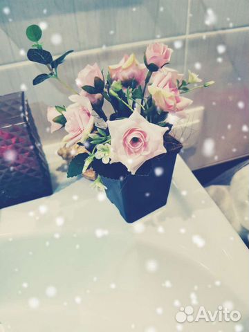 Искусственные цветы в горшке