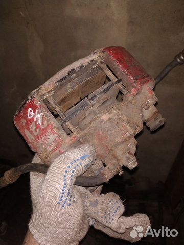 Суппорт передний левый на mazda 323 familia