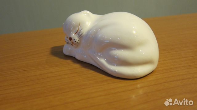 Фарфоровая фигурка Спящий белый кот