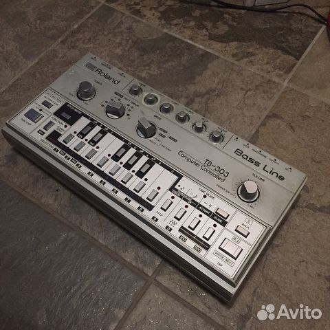 Roland TB 303 монофонический аналоговый синтезатор Roland TB 303 монофонический аналоговый синтезатор