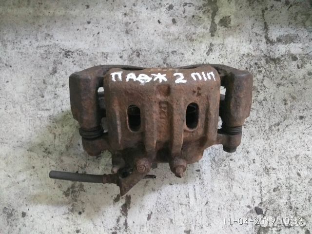 Суппорт передний правый на Мицубиси Паджеро 2