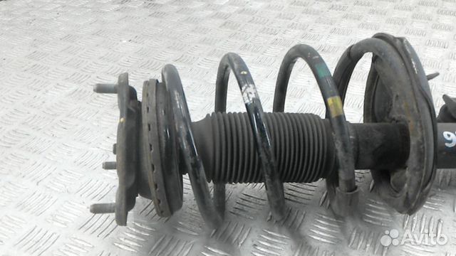 Стойка передняя левая на Volkswagen Jetta 6 Стойка передняя левая на Volkswagen Jetta 6