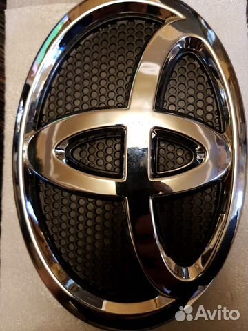 Эмблема на Ленд крузер 200