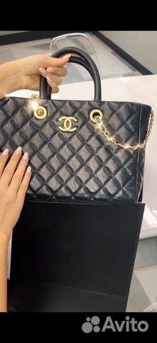 Сумка Chanel с жесткой ручкой Сумка Chanel с жесткой ручкой
