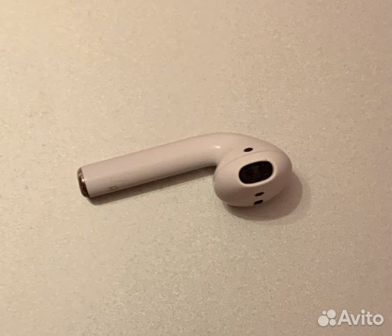 Правый наушник с кейсом AirPods Правый наушник с кейсом AirPods