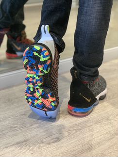 Продам кроссовки новые