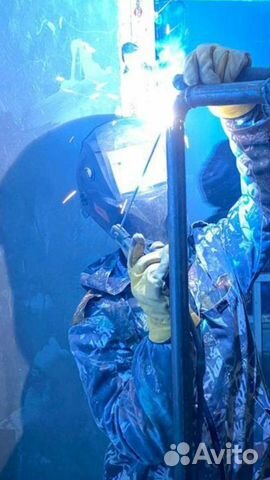 Перенос газовых труб. Сварка труб. Сварщик