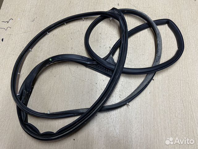 Уплотнитель двери передний правый Toyota Hilux 8