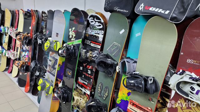 Сноуборды, лыжи и ботинки