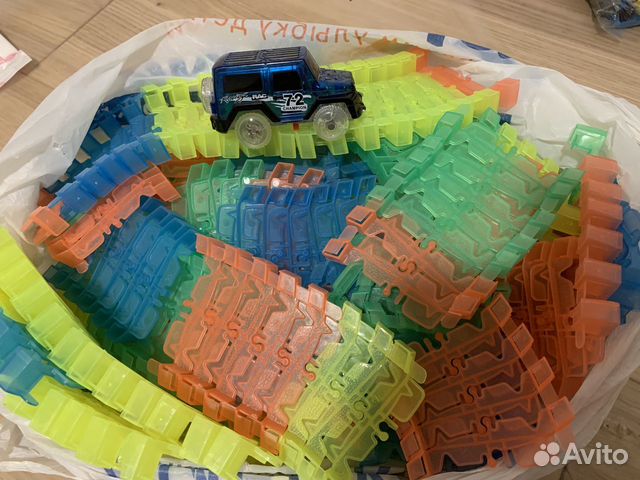 Продам гибкую трассу со светящейся машинкой