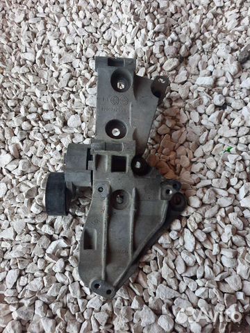 Кронштейн крепления генератора Рено Логан