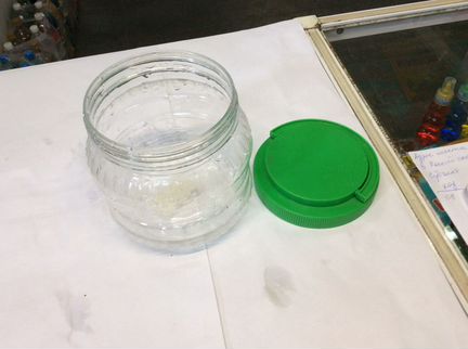 Банка пластмассовая с крышкой