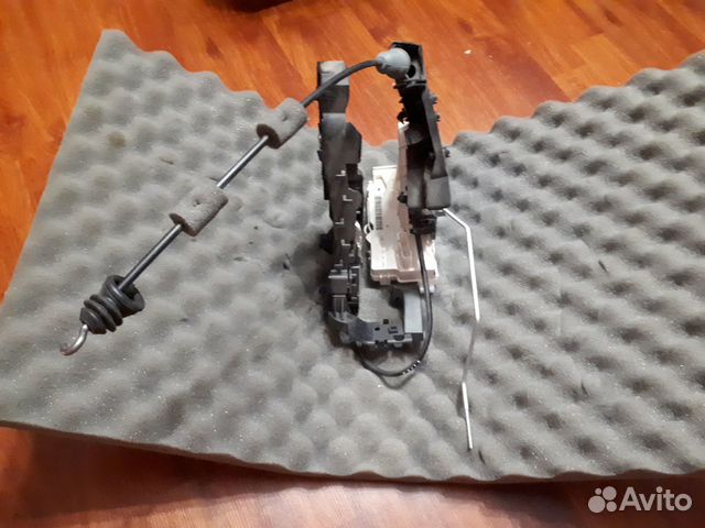 Замок двери передней левой Mercedes Benz