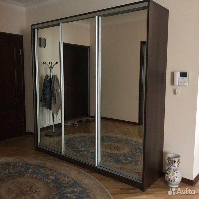 Шкафы купе в папа карло. Шкаф купе 3 двери с тонированным зеркалом. Встроенный шкаф купе зеркальный. Угловой купе с зеркальными дверями цвет венге. Зеркальный шкаф авито.