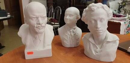 Бюсты Ленина, Пушкина и Ломоносова