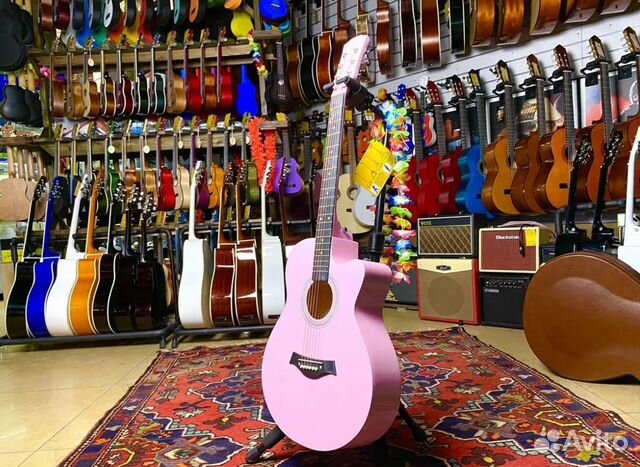 Гитара розового цвета