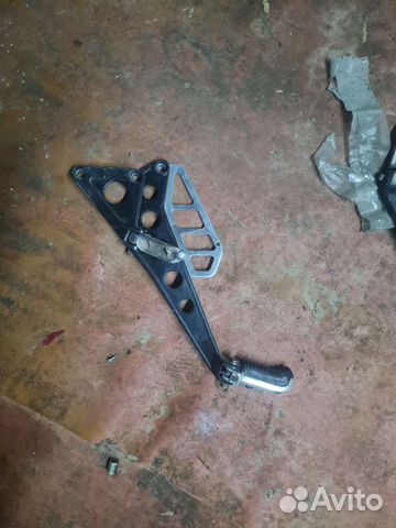 Suzuki gsx r кронштейн левый подножки катана