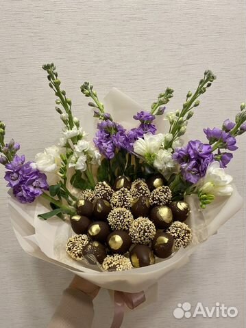 Букеты из клубники и цветов