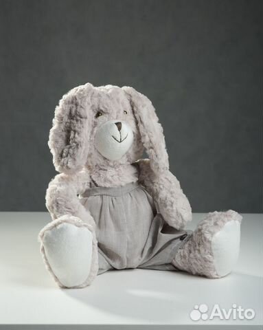 Очаровательный светло-серый зайка в штанишках