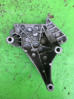 Кронштейн опоры двигателя Фольксваген Гольф 6
