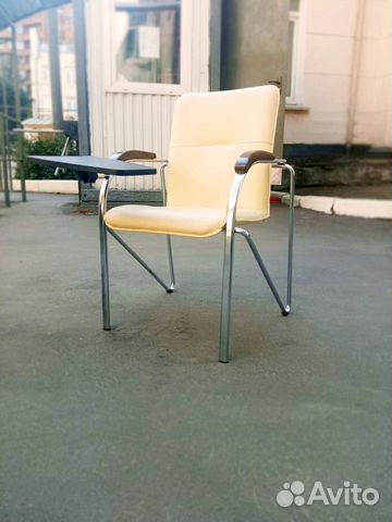 Офисный стул со столиком поворотным откидным