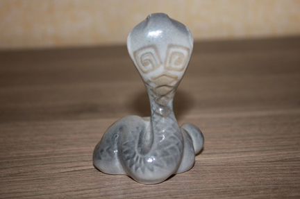 Статуэтка фарфоровая змея