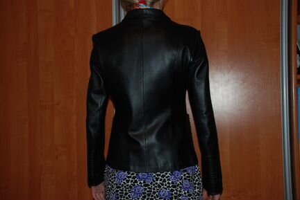 Продам черный кожаный пиджак