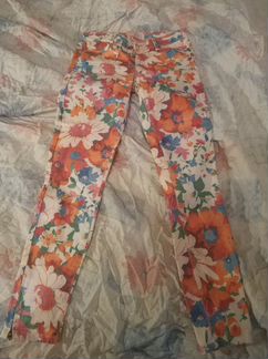 Новые джинсы в цветок zara