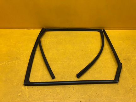 Уплотнитель стекла задний правый Nissan Qashqai