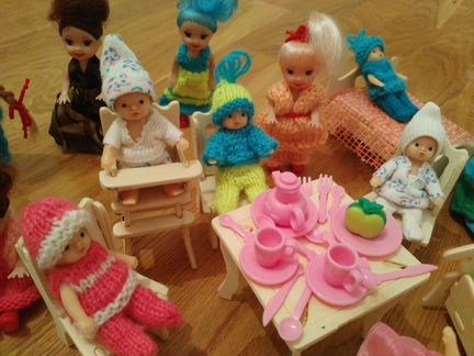 Куклы в одежде и детская мебель