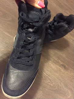 Кроссовки женские