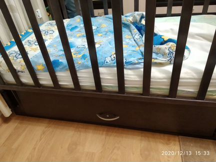 Детская кроватка с маятником и ящиком