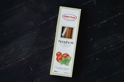 Макароны спагетти с томатами и шпинатом 