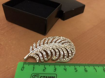 Брошь кристалы новая