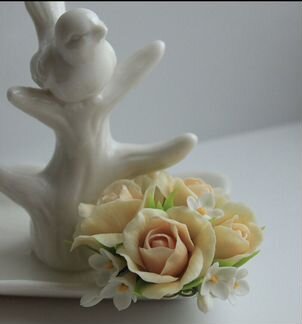 Заколка с цветами роз и сирени