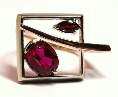 Золотое кольцо 585 пробы с гранатом и корундом