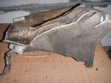 Кронштейн 4цил двигателя 8D0199308F VW Passat b5