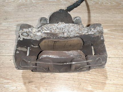 Суппорт передний левый Volkswagen Golf caxa 1.4