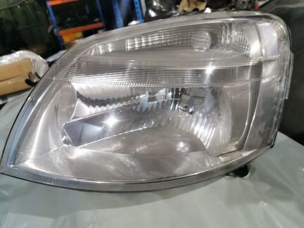 Фара левая Peugeout partner 2002