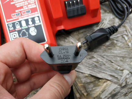 Зарядка 220В Milwaukee 3A