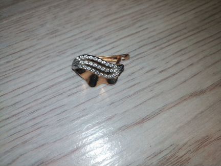 Золотая серёжка одна