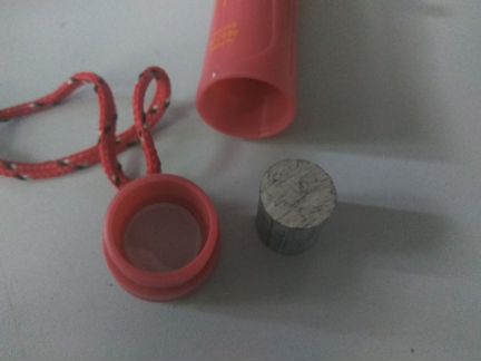 Компас, фонарик, свисток, зеркальце, магний, огнив