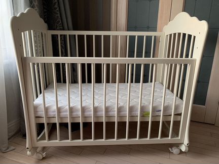 Детская кроватка с матрасом