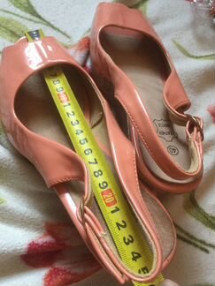 Босоножки лакированные новые 39 размер