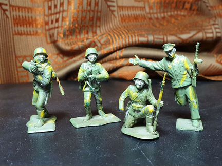 Фигурки военных 