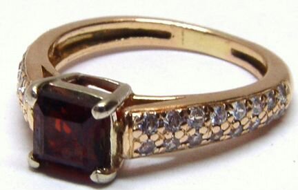 Золотое кольцо с гранатом и фианитами 585 пробы