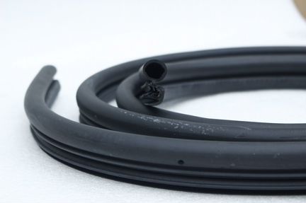 Уплотнитель двери передней правой Ford Connect