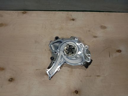Помпа водяной насос на Mercedes Benz M272 M273